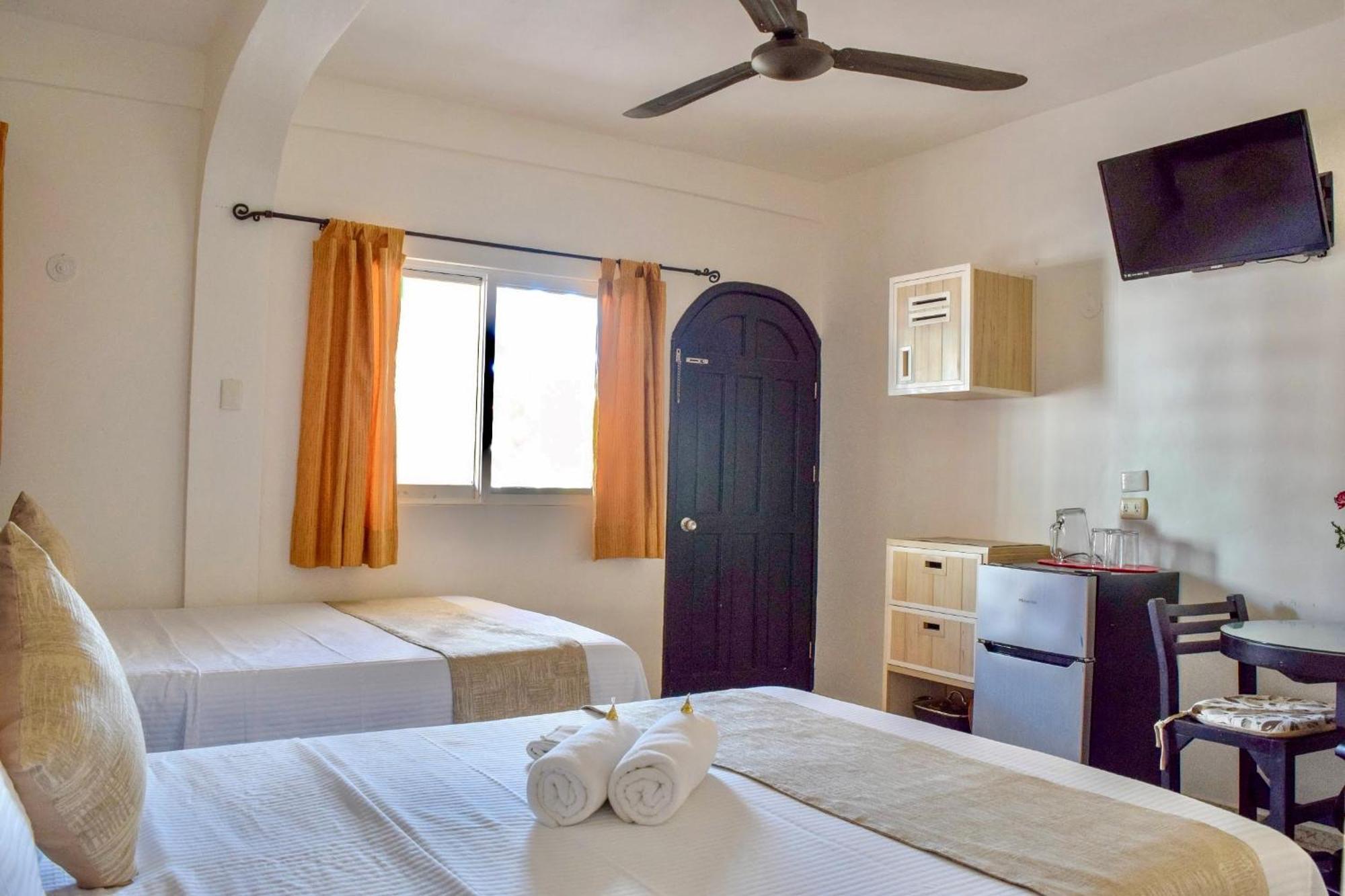 Hotel Bucaneros Isla Mujeres Bagian luar foto
